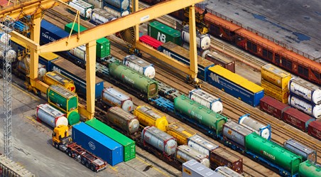 Containerterminal aus der Vogelperspektive