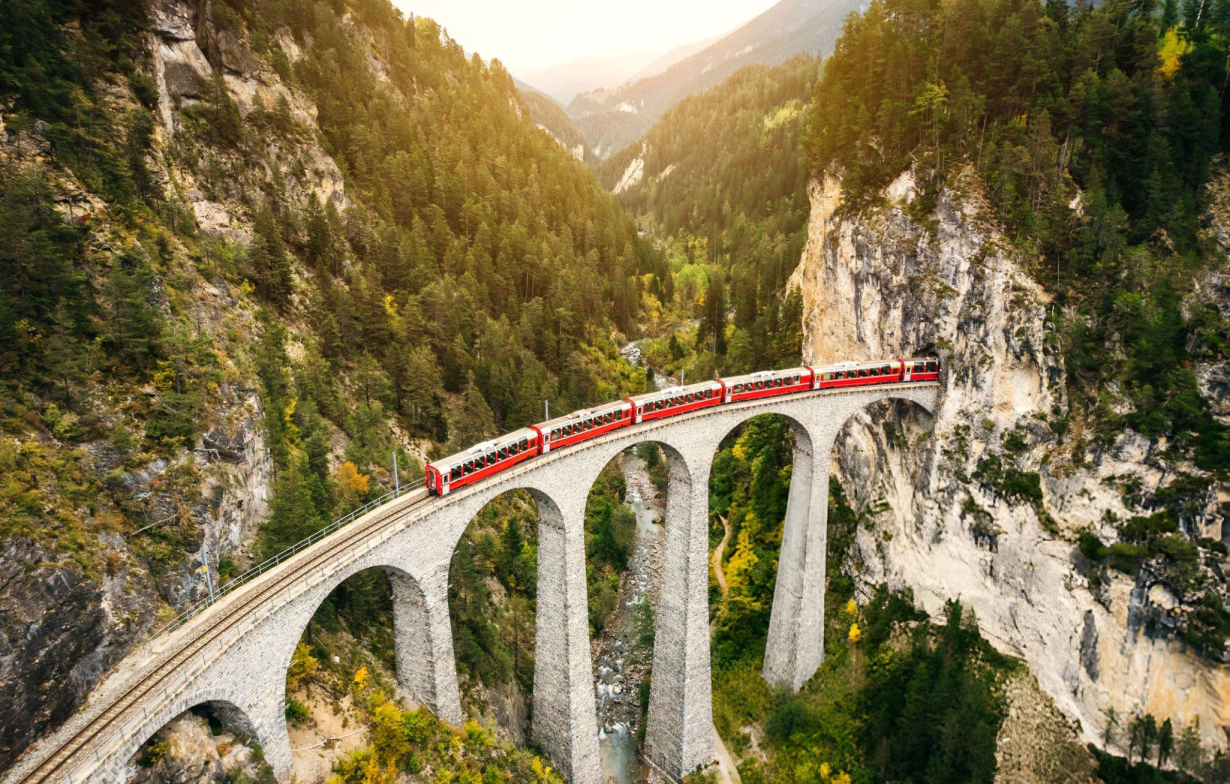 Zug der Rhätischen Bahn auf dem Landwasserviadukt